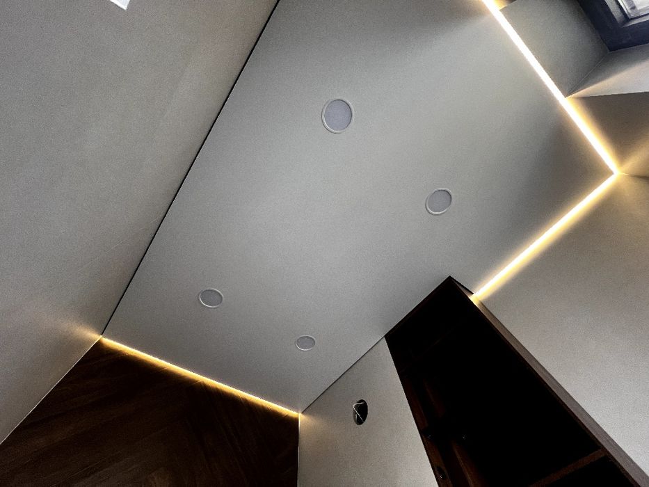 Парящий потолок . Теневой потолок . Гардина ,трек . Натяжные потолки .