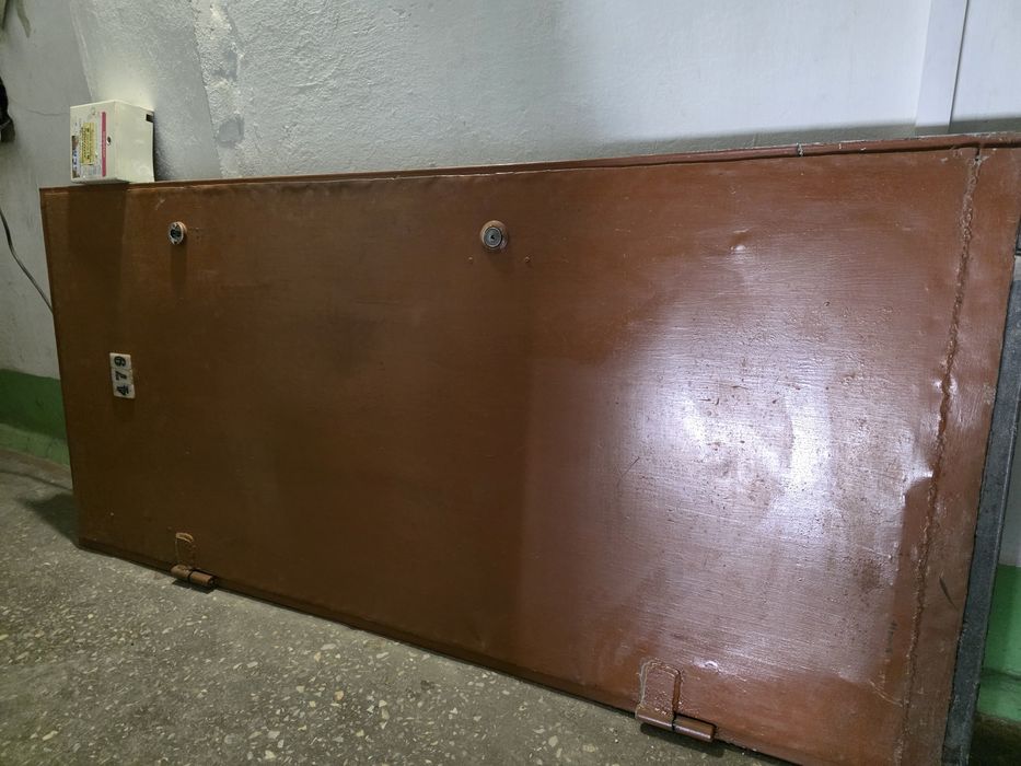 Продам дверь металлическую б/у.