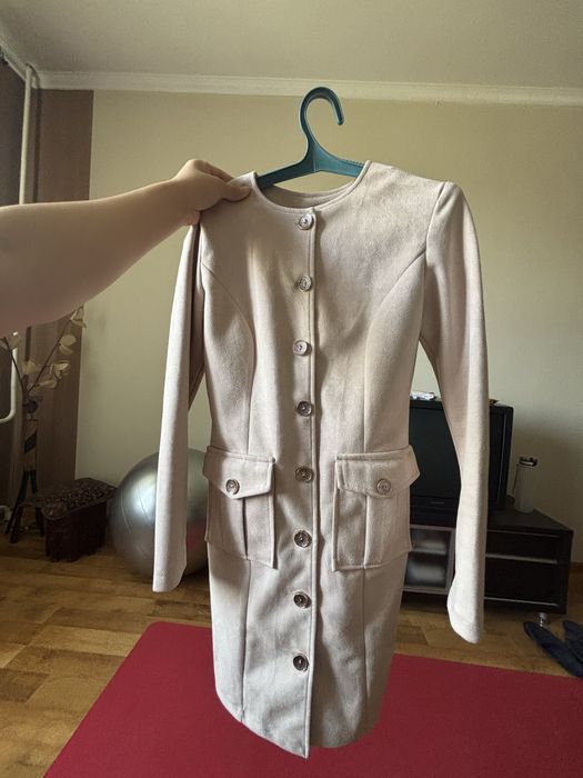 Платье аккуратное бежевое, длина чуть выше колен