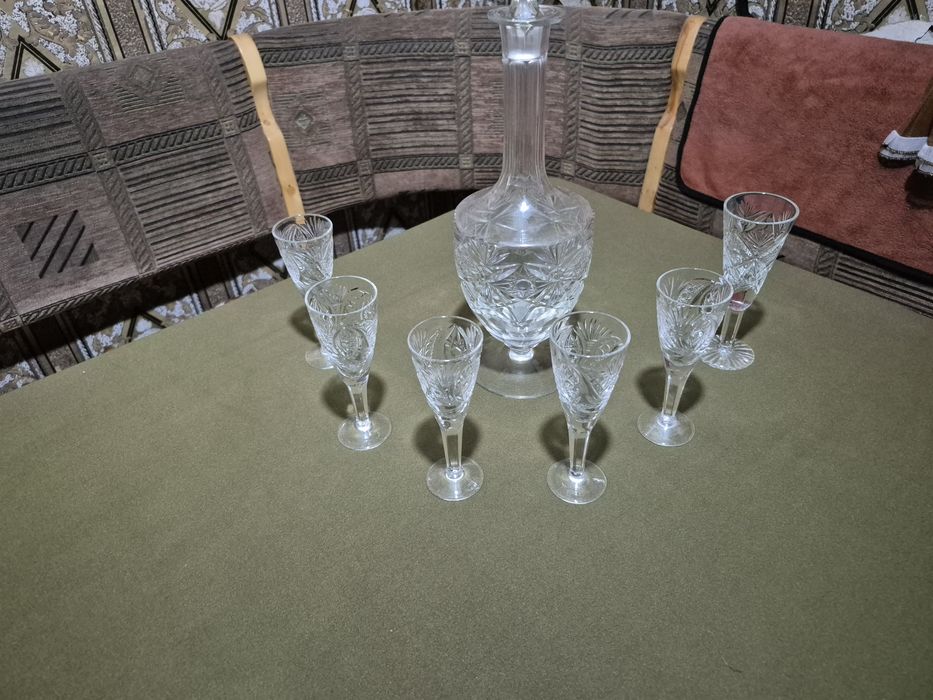 Набор из хрустального графина и шести рюмок