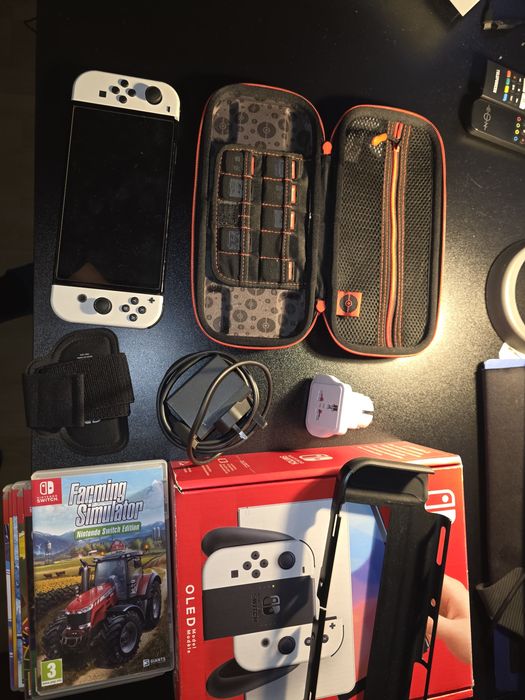Nintendo Switch oled  конзола с игри и аксесоари без забележки