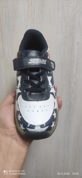 Продаются кросовки с роликом кожаные с подсветкой корейские 3 шт.