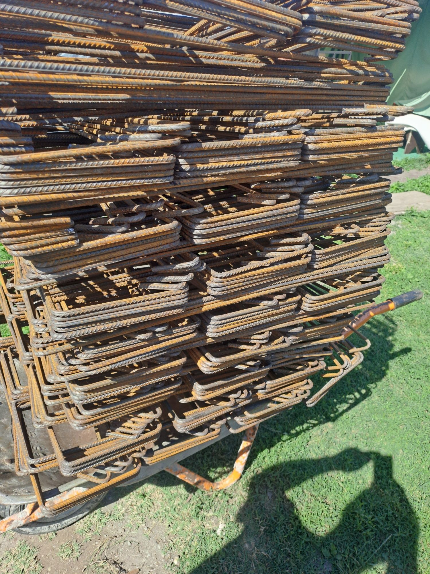 Vindem din stoc sau pe comanda etrieri din fier striat de 8mm.
Produce