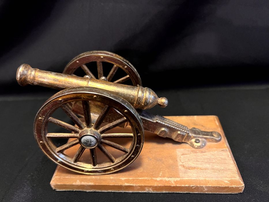 Decorațiune in forma de tun fixat pe un postament din lemn