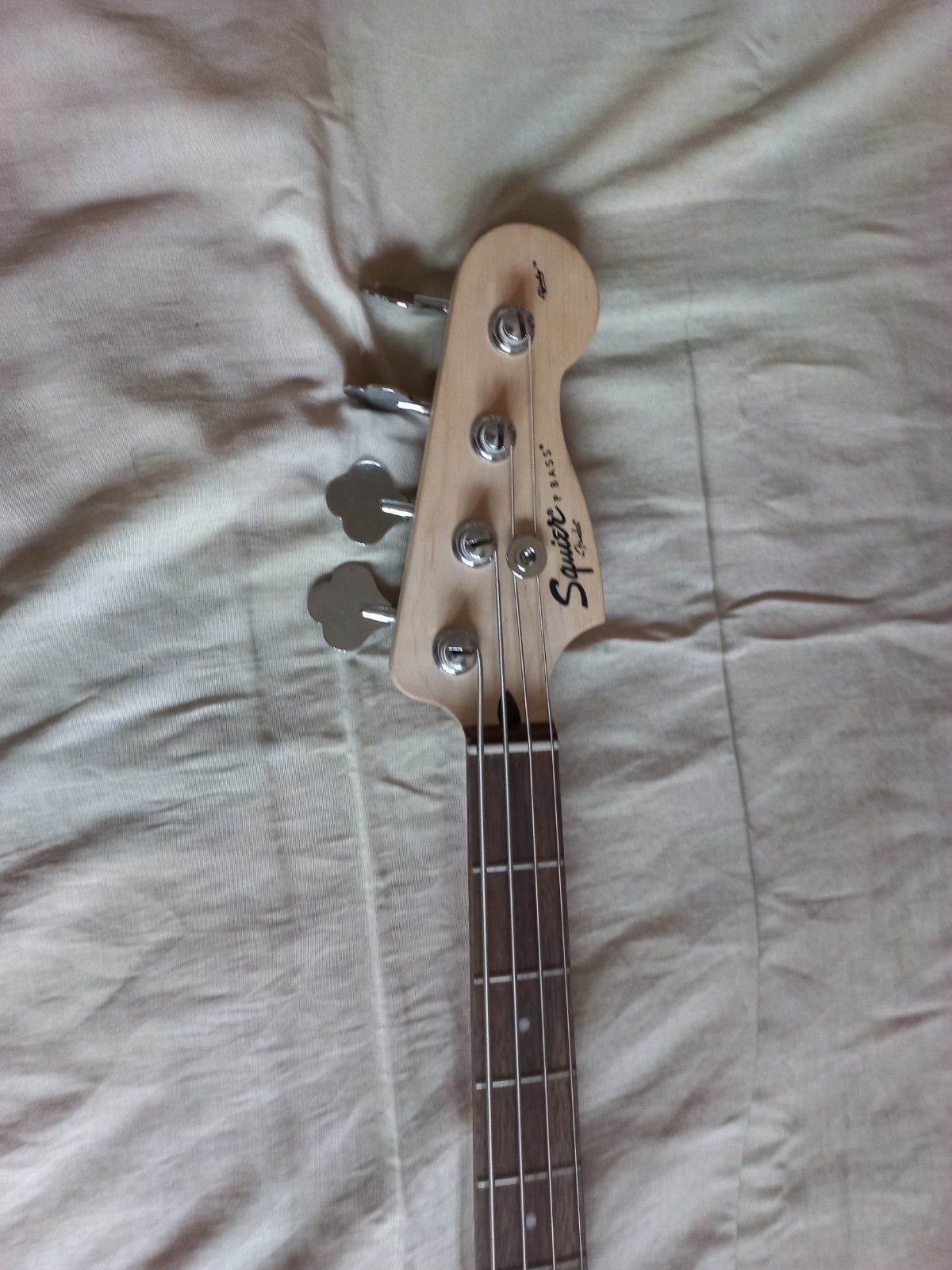 Fender Squier бас китара и усилвател