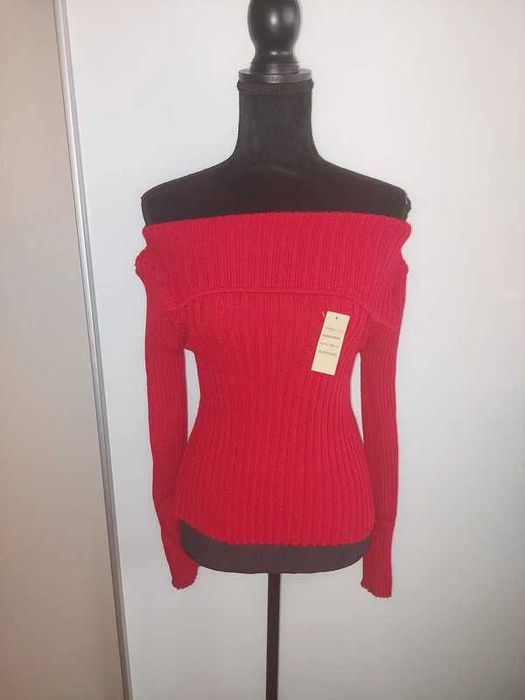 Pulover / bluza pe umeri roșie