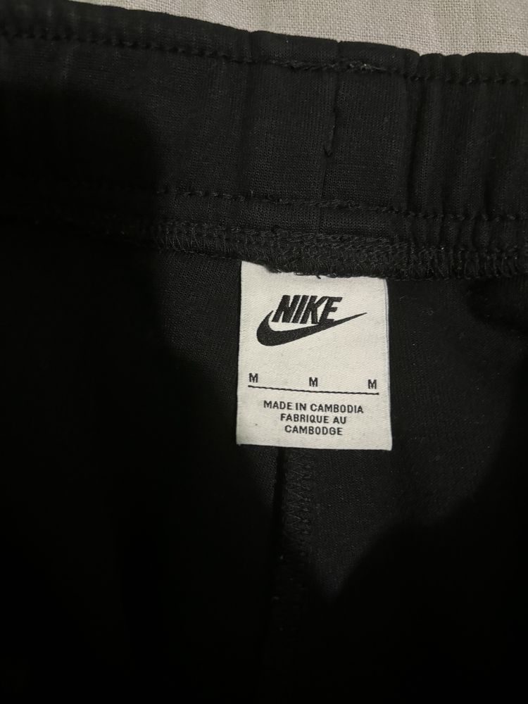 Pantaloni Nike Tech negri