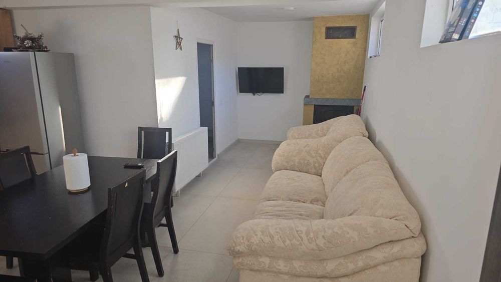 Închiriez apartament la casa parter și etaj 3 dormitoare 2 bai 2 bucat