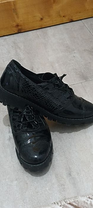 Дамски лачени обувки