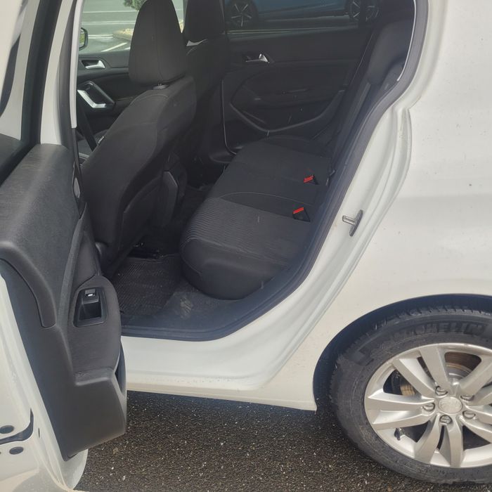 Peugeot 308 blue hdi