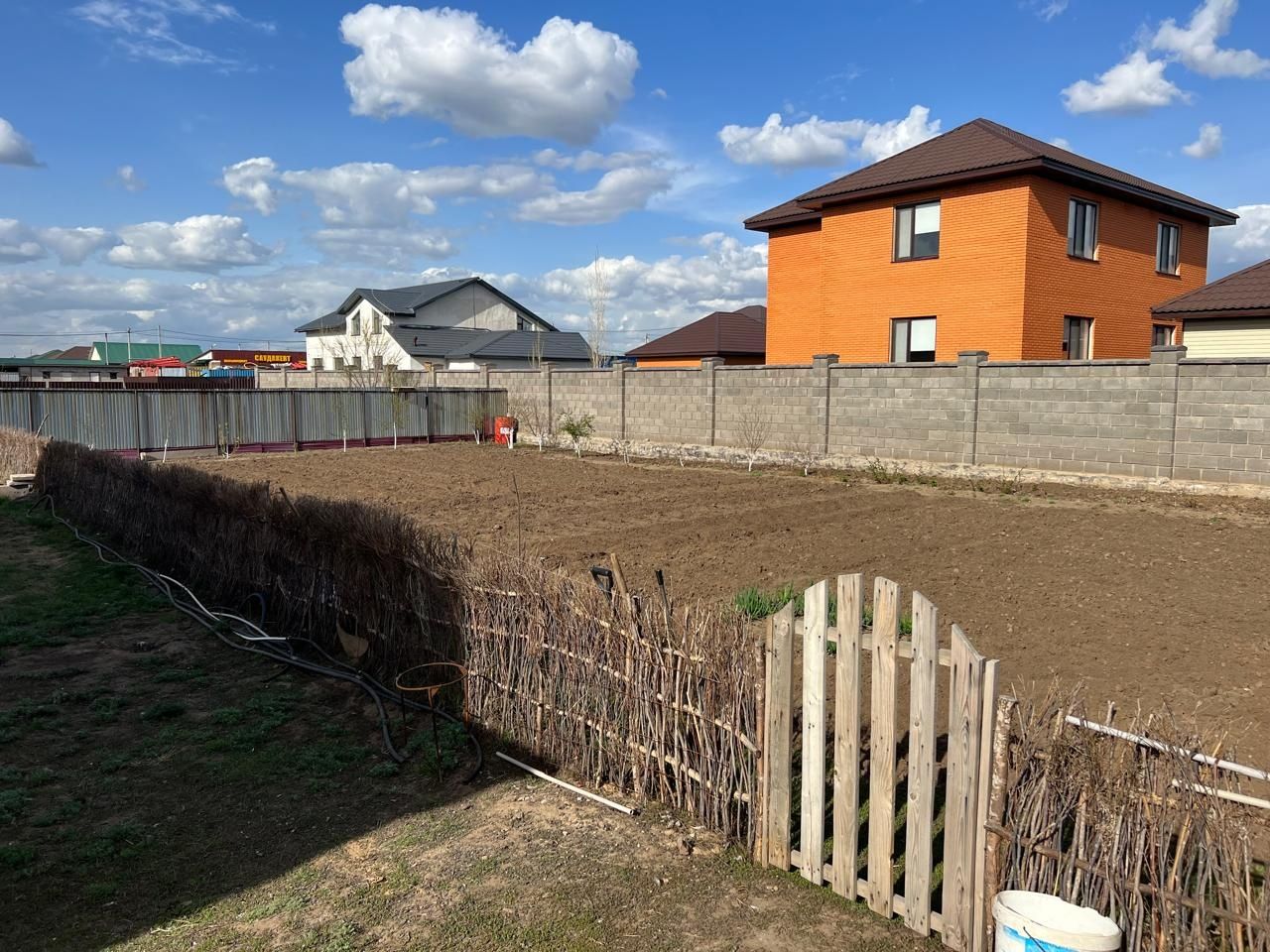 Продаётся 2х этажный дом в поселке Илинка, коттеджный городок.