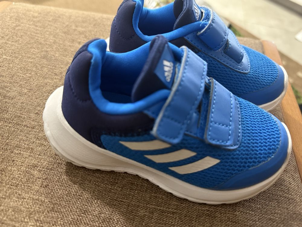 Adidasi Adidas baieti 22