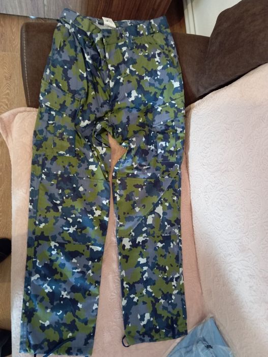 Pantaloni militari noi