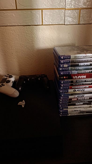 Vand ps4 pro cu 2 manete si 19 jocuri