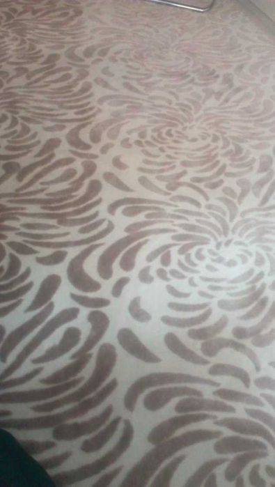 Луксозен релефен килим светли цветове