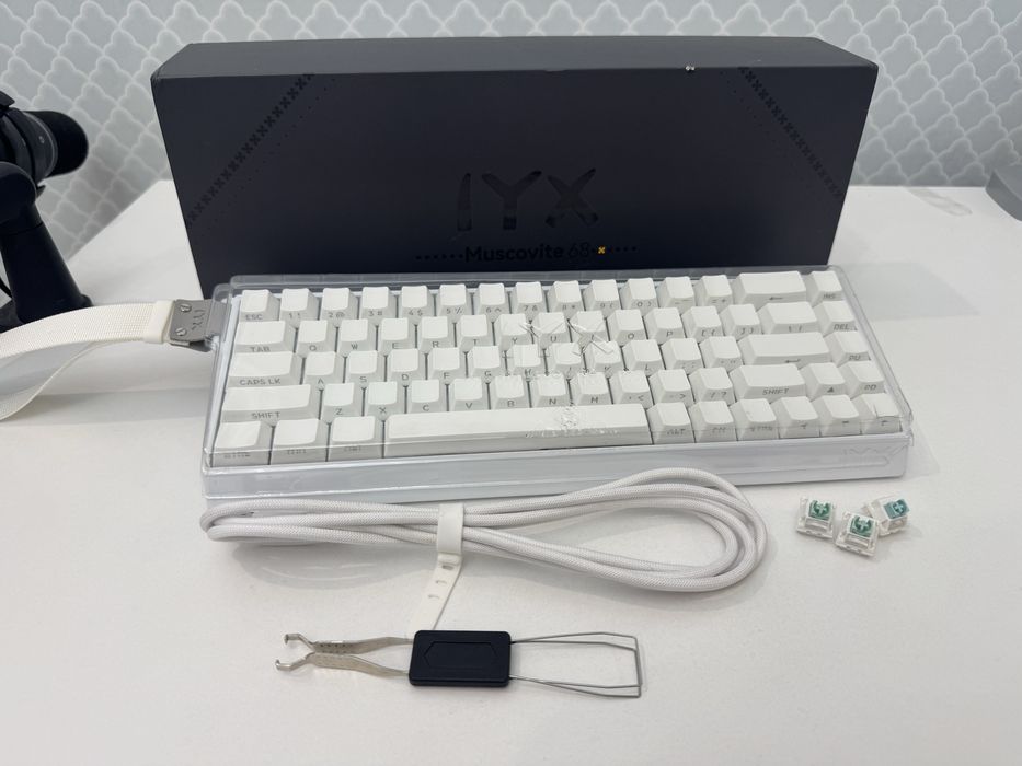 Iyx mu68 pro магнитная клавиатура в белом цвете