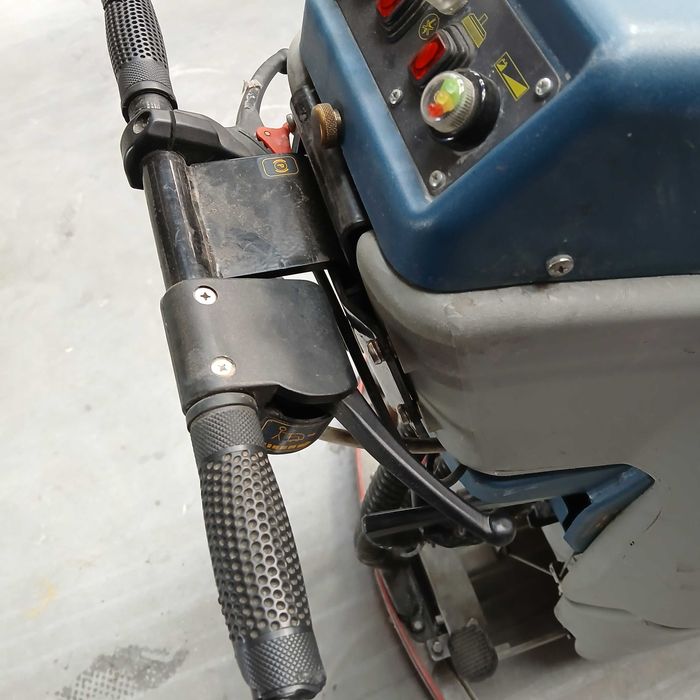 машина за почистване на под на батерии