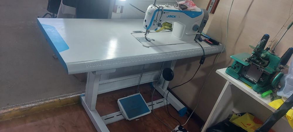 Швейная машинка и оверлок