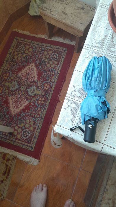 Vând 2 umbrele deschidere automata 20lei bucata