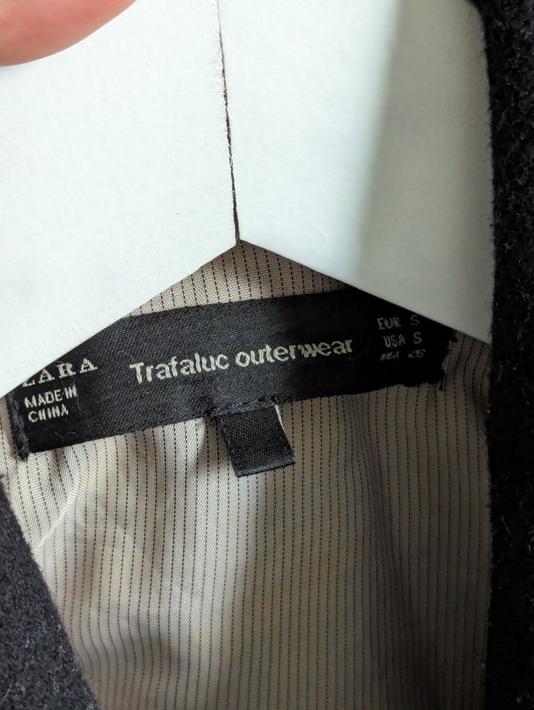Palton scurt  Zara din lână 
Rând dublu de nasturi, cu detalii aplicat