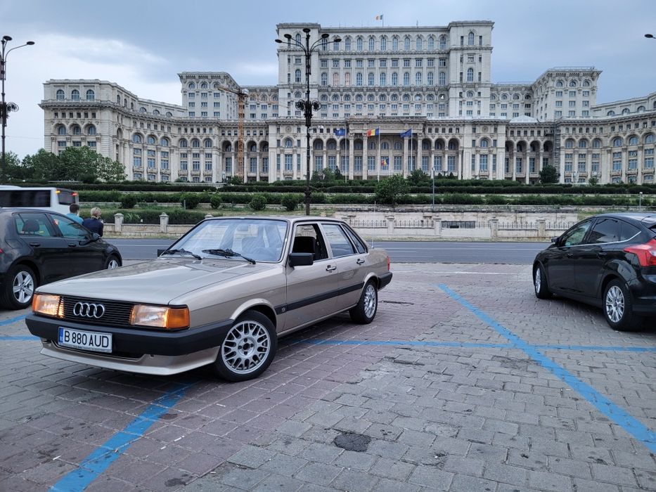 Audi 80 an 1985 motor 1.6 benzina vehicul istoric în Carte