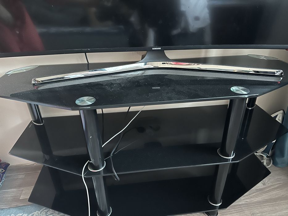 Стекляная тумба под телевизор