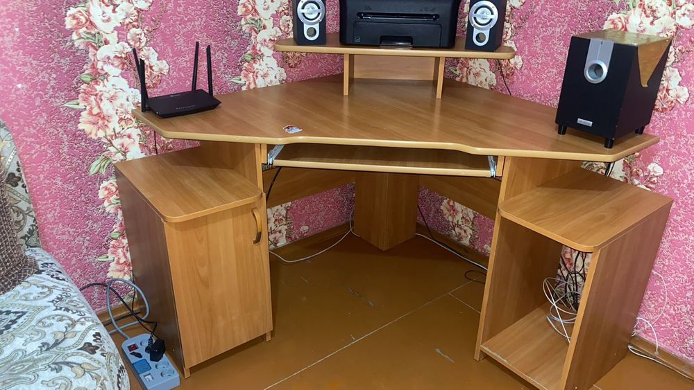 Компьютерный стол с колонками
