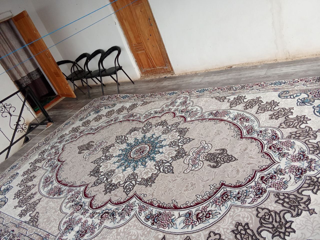 Gilam sotiladi chiroyli rangi oq