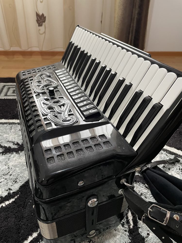 Acordeon cu midi 2 ax vand urgent