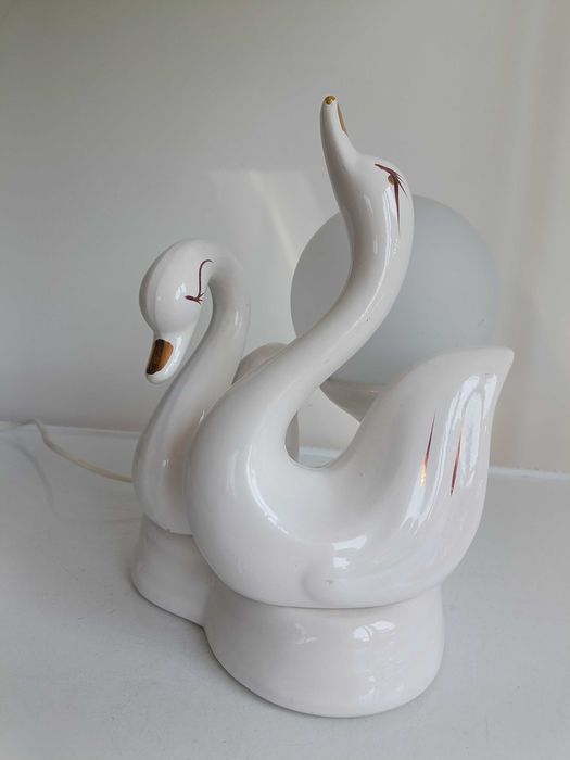 Порцеланова, стара лампа, лебеди