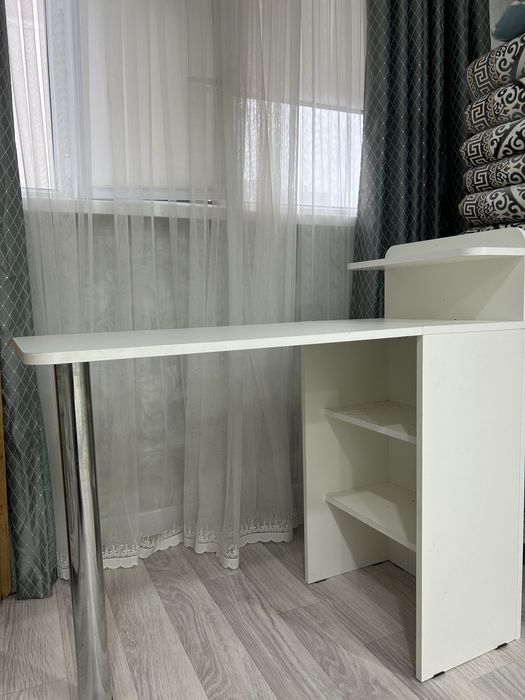 Маникюрный  стол