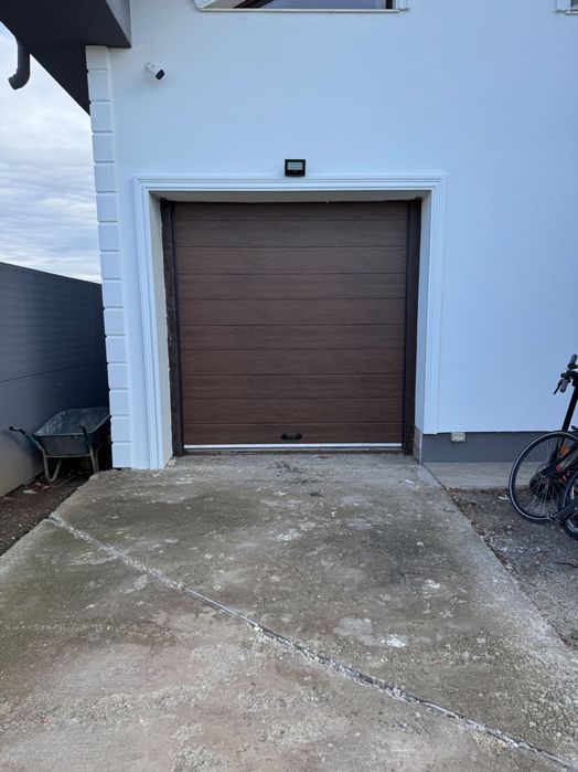 Vand usa de garaj impecabila