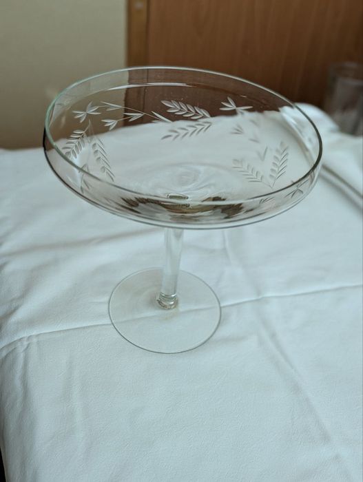 Продам стеклянную вазу на ножке