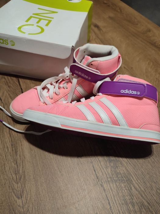 Кецове за момиче Адидас 36ти номер, нови с кутия 45лв.