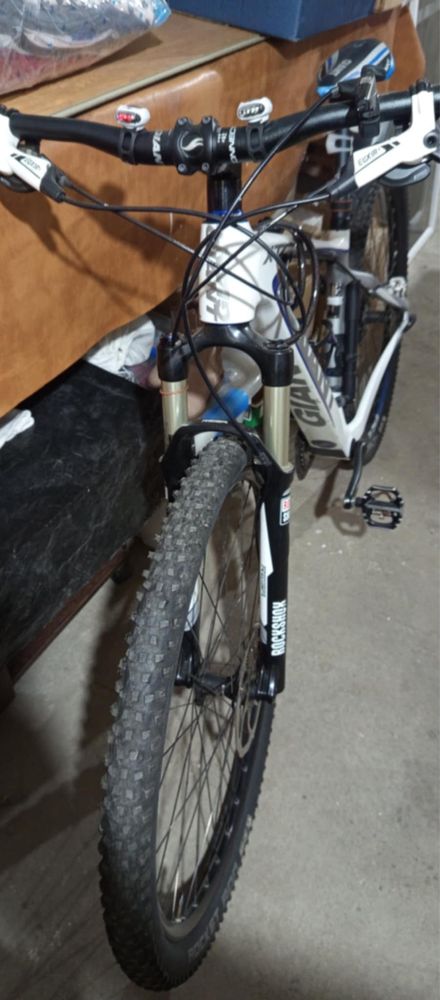 Bicicletă Giant cadru carbon