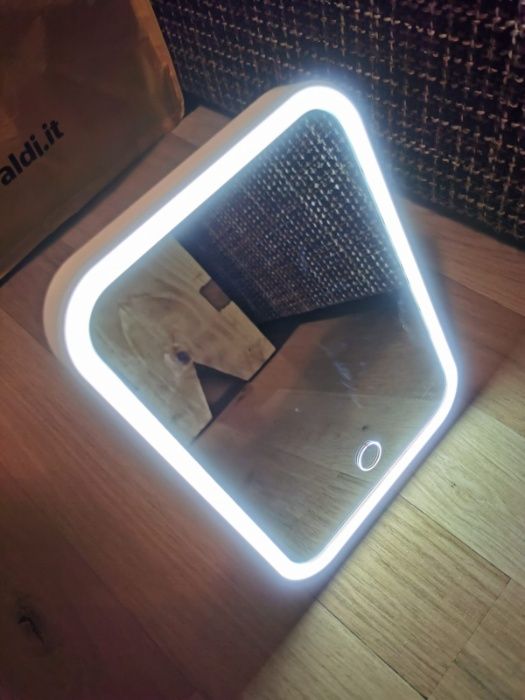 Oglinda de birou pentru machiaj iluminata LED cu acumulator