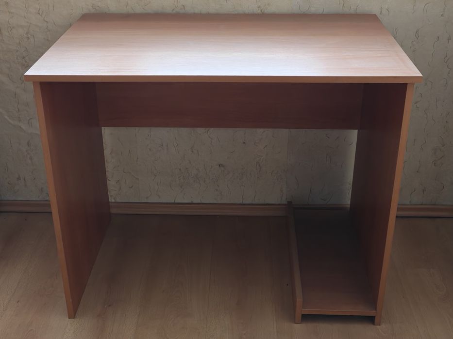 Дървено работно бюро, ракла, рамка за легло и секция