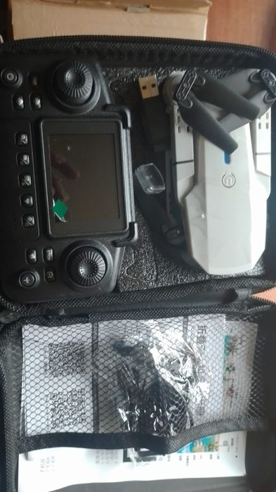 Дрон,с встроенным монитором на пульте управления