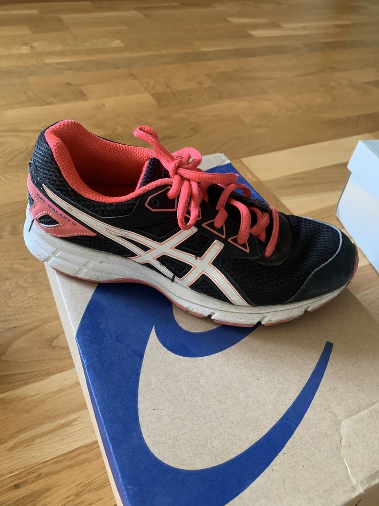 Vand Asics pentru fete