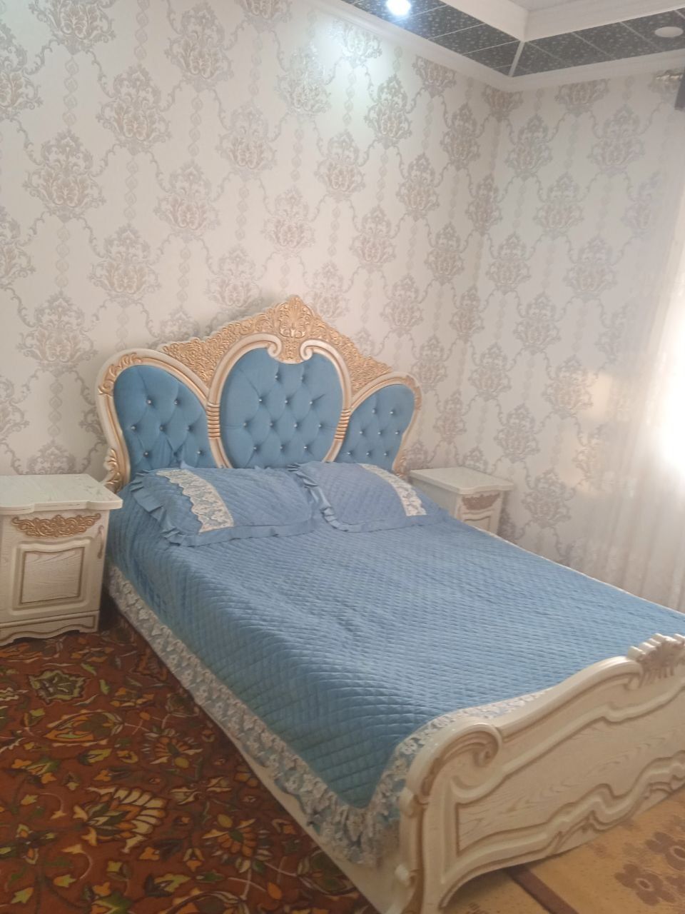 Уй сотилади Шахар центиридан.