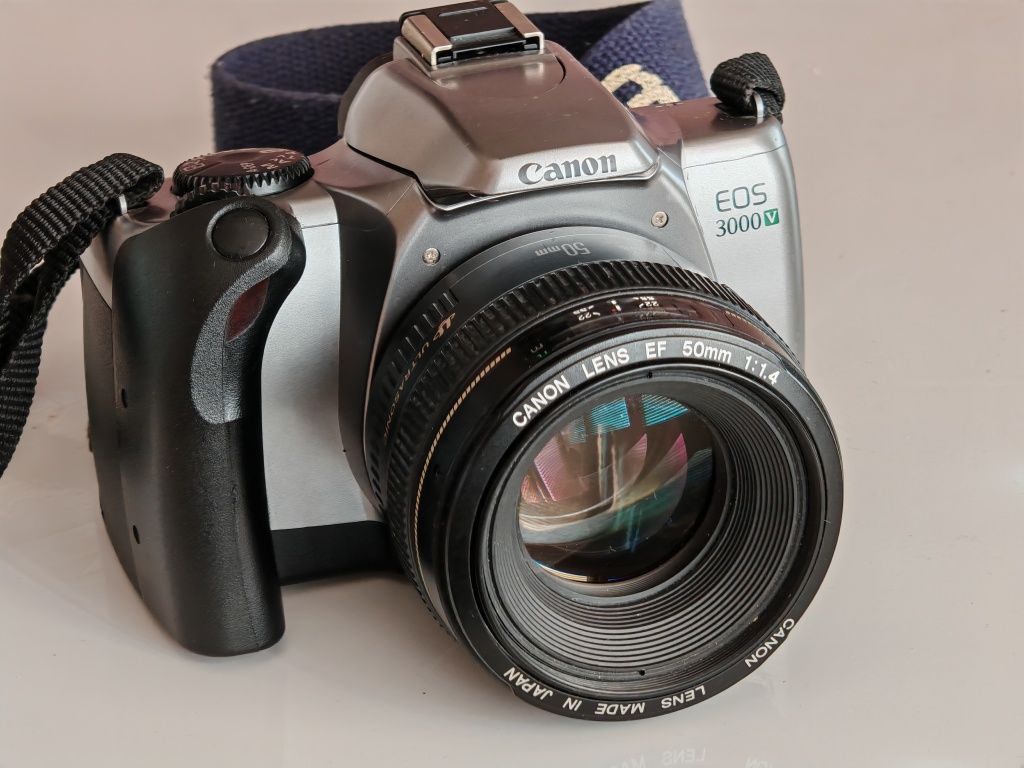 Лентов фотоапарат Canon 3000 V