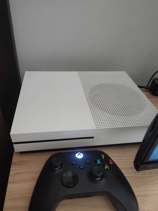 Xbox One S + manetă