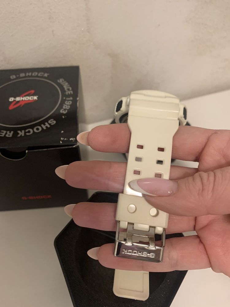 Бял часовник G-shock