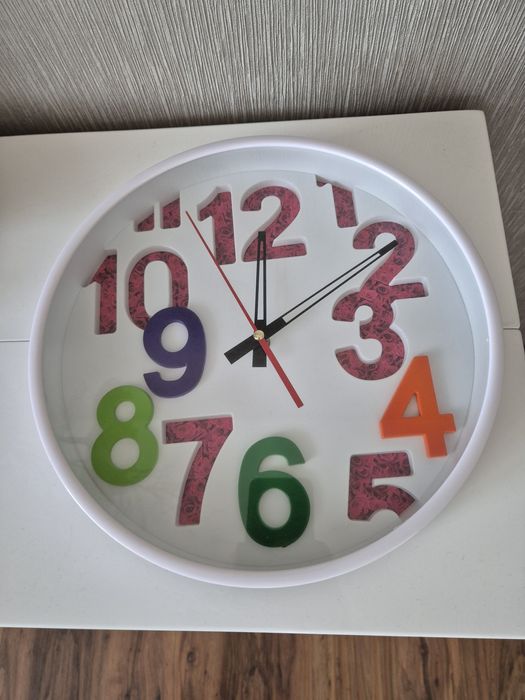Ceas de perete color 30 cm diametrul