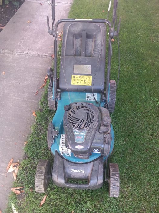 Makita tuns iarba benzina