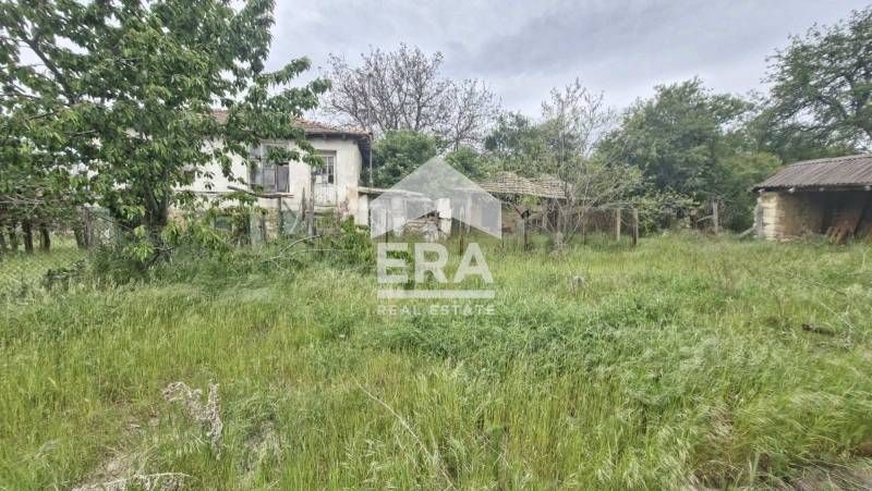 Ексклузивна къща с двор и стопанска постройка за продажба в близост до