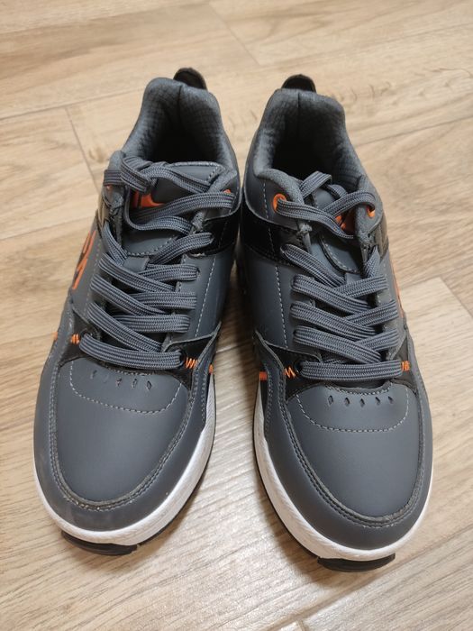 Маратонки със сгъваеми кънки