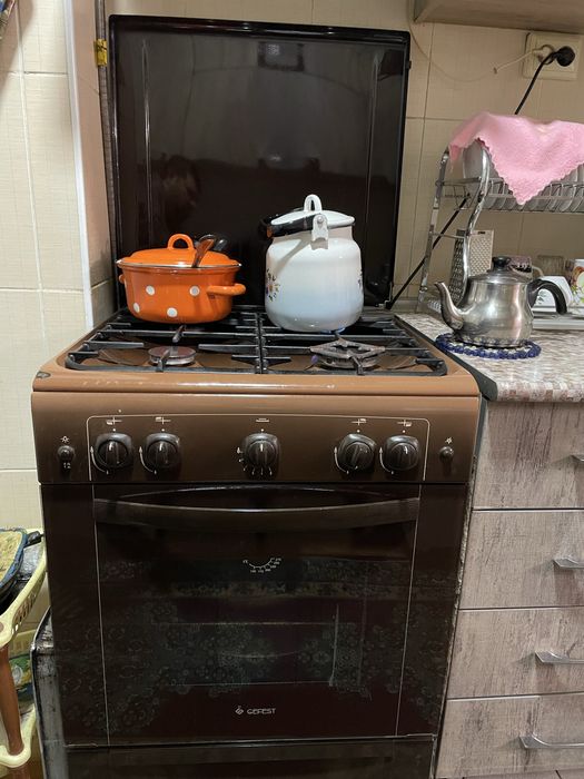 Продаю газ плиту gefest