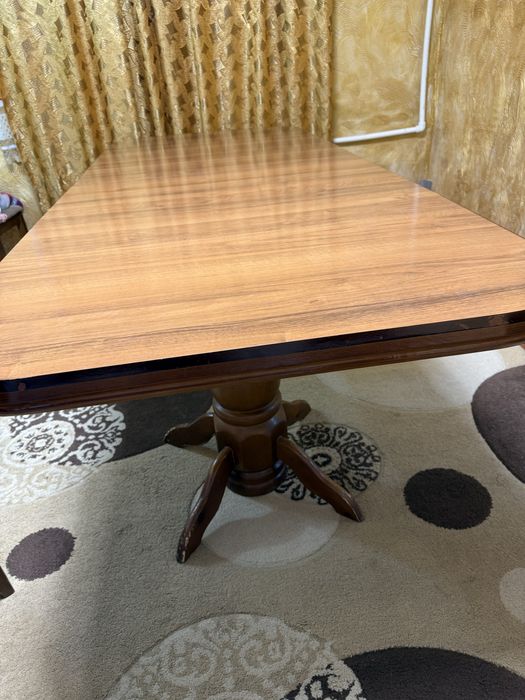 Стол для гостинной или кухни