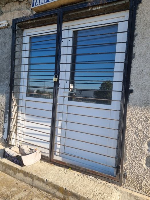 Usi termopan pe alb